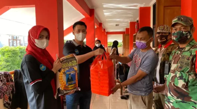 Jupiter Tinjau Langsung Pengungsi Banjir di Kembangan Utara