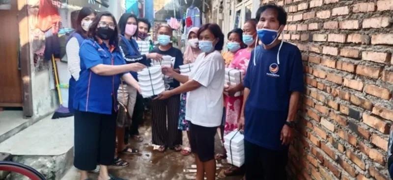 Read more about the article NasDem Peduli Banjir, Salurkan Ribuan Paket Makanan Siap Saji di Jakarta Timur