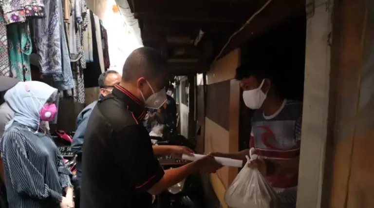 Wibi Salurkan Ratusan Paket Sembako untuk Warga Kelurahan Grogol Utara
