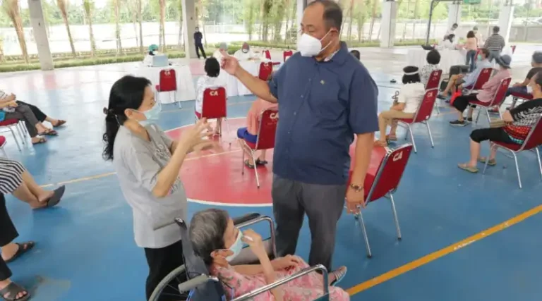 Abdul Azis Pantau Kegiatan Vaksinasi untuk Lansia