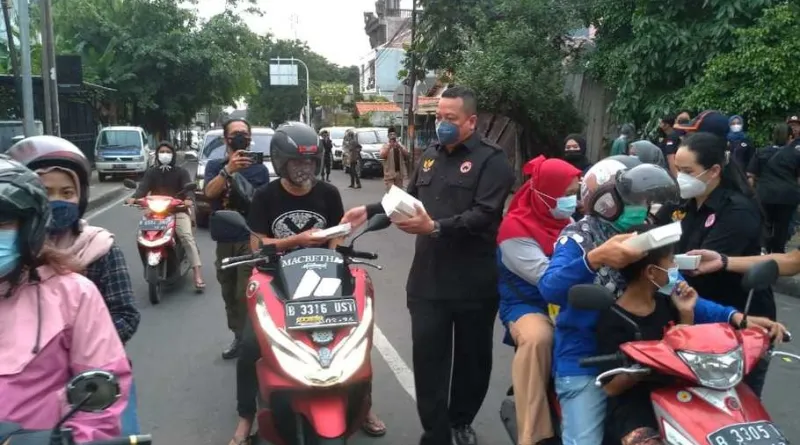 Read more about the article Garda Pemuda NasDem DKI Berbagi Takjil