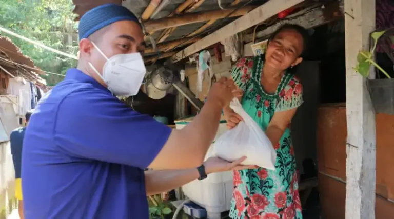 Wibi Terjun Langsung Bagikan Bansos Jumat Berkah