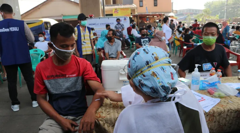 You are currently viewing Ratusan Pedagang di Kolong Fly Over Antusias Ikut Vaksinasi Keliling NasDem
