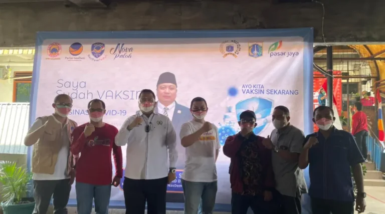 Nova Paloh Tinjau Vaksinasi untuk Rakyat di Pasar Minggu