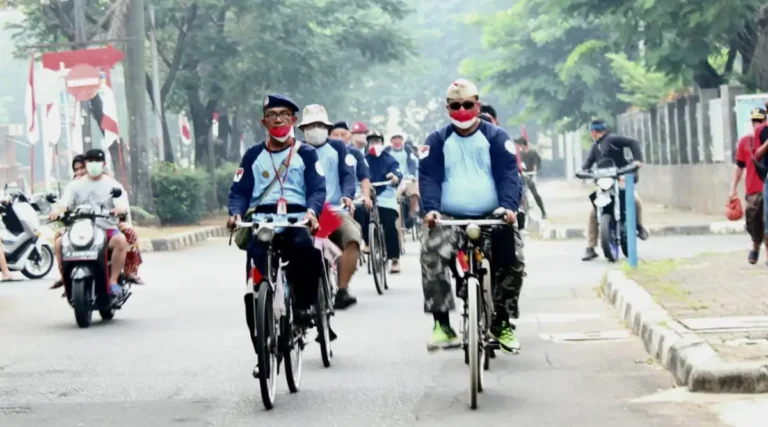 Azis Peringati HUT Kemerdekaan Bareng Komunitas Onthel