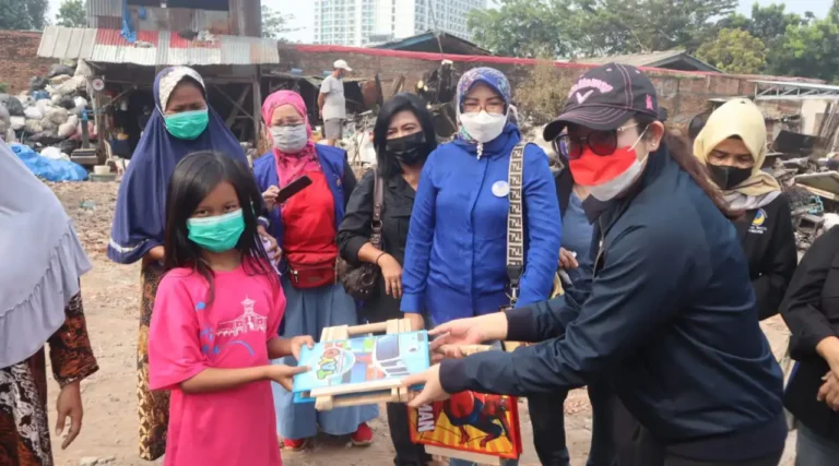 Garnita NasDem DKI Beri Bantuan untuk Korban Kebakaran di Kemang Utara