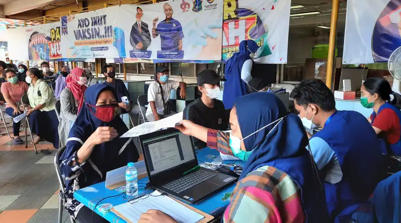 Read more about the article Warga Berbondong-bondong Datangi Mobil Vaksinasi NasDem Peduli di Cipulir