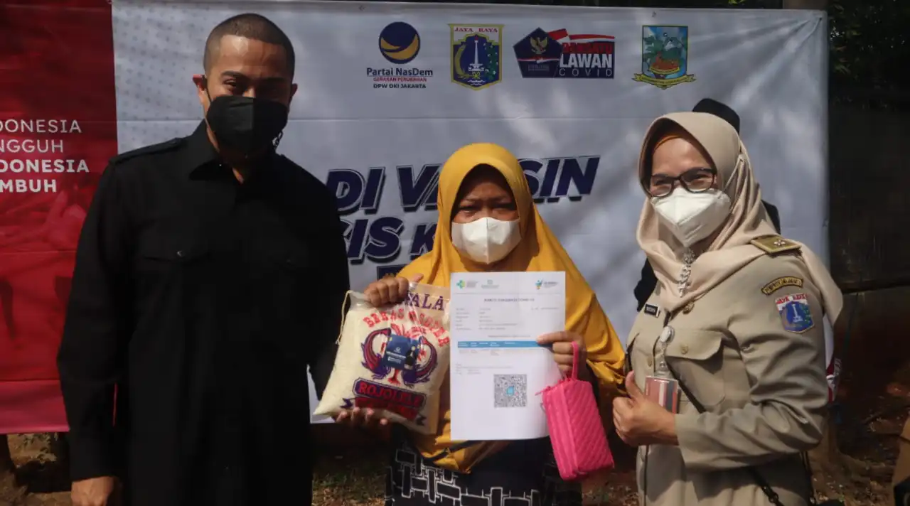 You are currently viewing Wibi Bagikan Beras untuk Warga yang Sudah Divaksin