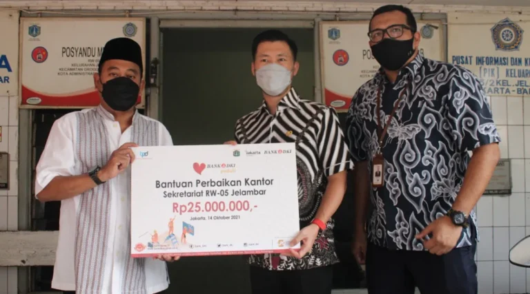Jupiter Salurkan Bantuan Renovasi Kantor Sekretariat RW di Jelambar