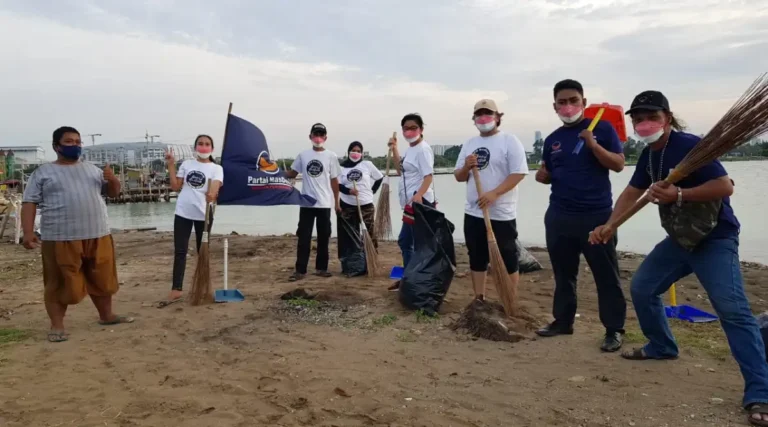 Aksi NasDem Jakut Bersih-bersih Pantai Sambut Satu Dekade Partai NasDem