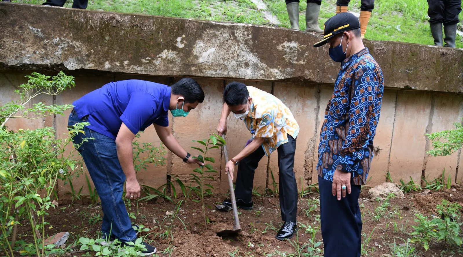 Read more about the article Jaga Kelestarian Lingkungan, NasDem Jaktim Tanam Ratusan Pohon
