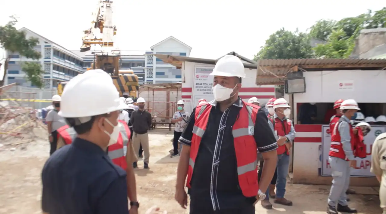 You are currently viewing Terkait Gedung SMA 96 Roboh, Abdul Azis: Utamakan Keamanan Jangan Asal Cepat
