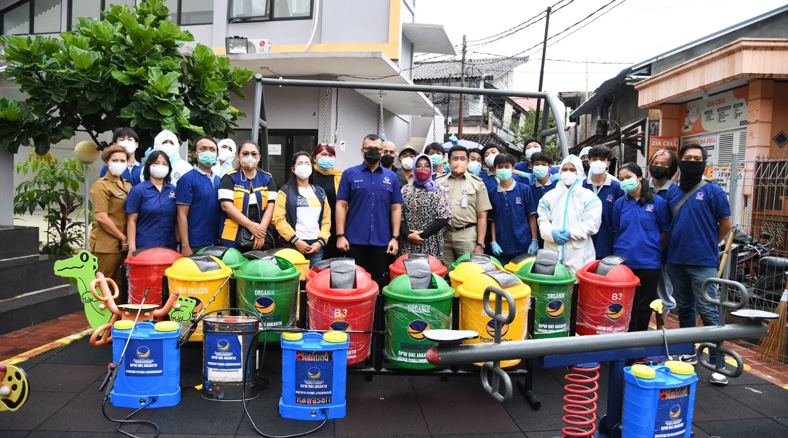 Read more about the article Sambut Satu Dekade, NasDem DKI Gelar Kerja Bakti dan Semprot Disinfektan