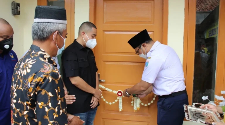 Wibi Andrino Bantu Realisasikan Program Bedah Rumah Warga di Petukangan Utara