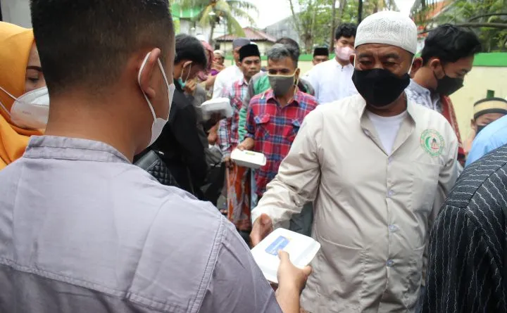 Read more about the article Jumat Berkah Bang Wibi, Berbagi Makan Siang Gratis untuk Warga Cipulir