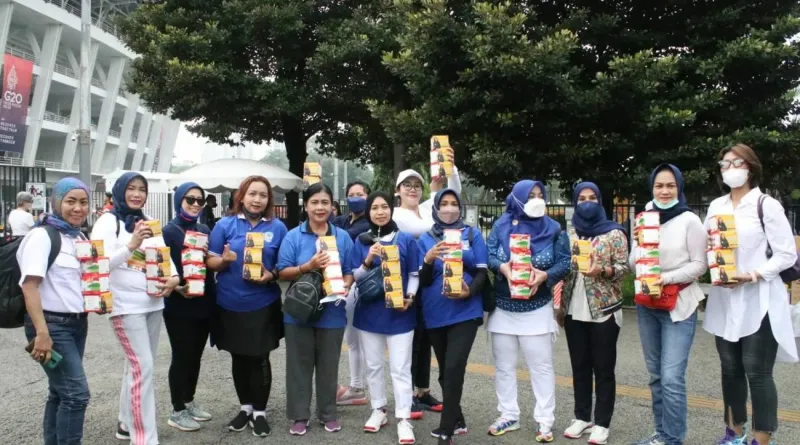 Read more about the article Garnita NasDem DKI Olahraga Sambil Bagikan Susu Gratis ke Warga