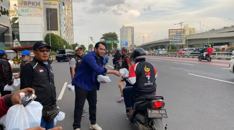 LMN Jaksel Isi Ngabuburit dengan Riding Sekaligus Berbagi Takjil Bareng Komunitas Ojek Online