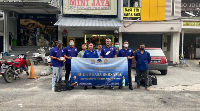 Read more about the article LMN Jakut Bagikan 300 Paket Takjil kepada Pengguna Jalan di Kelapa Gading