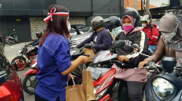 NasDem Jakarta Utara Bagikan Ratusan Paket Takjil di Tanjung Priok