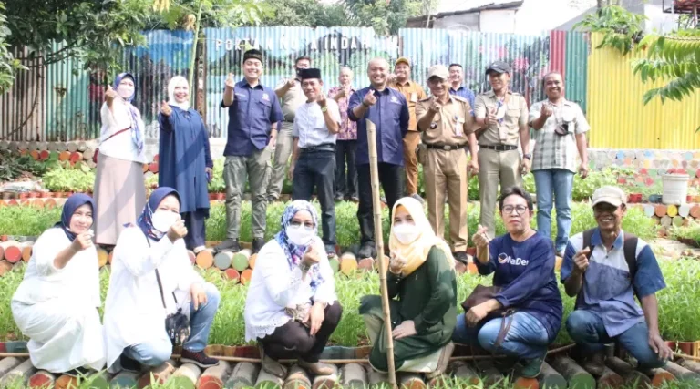 Gelar Reses, Wibi Andrino Bagikan Ratusan Bibit Bawang Merah