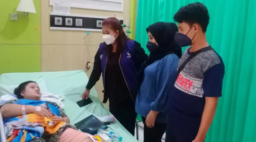 Read more about the article Fenty Lindari Bantu Biayai Pengobatan Warga yang Sakit Patah Tulang