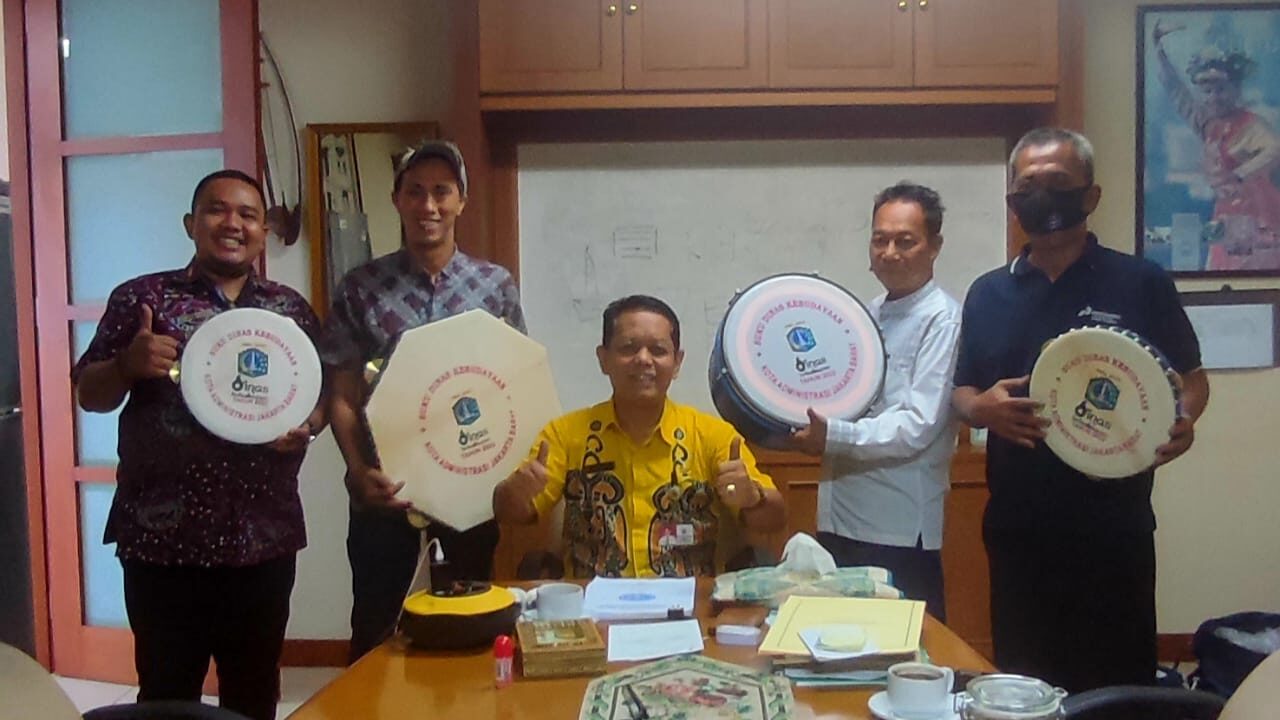 Read more about the article Jupiter Realisasikan Bantuan Alat Musik Hadroh di Kelurahan Keagungan