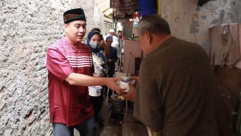 Jumat Berkah, Wibi Berbagi Makanan Gratis untuk Warga