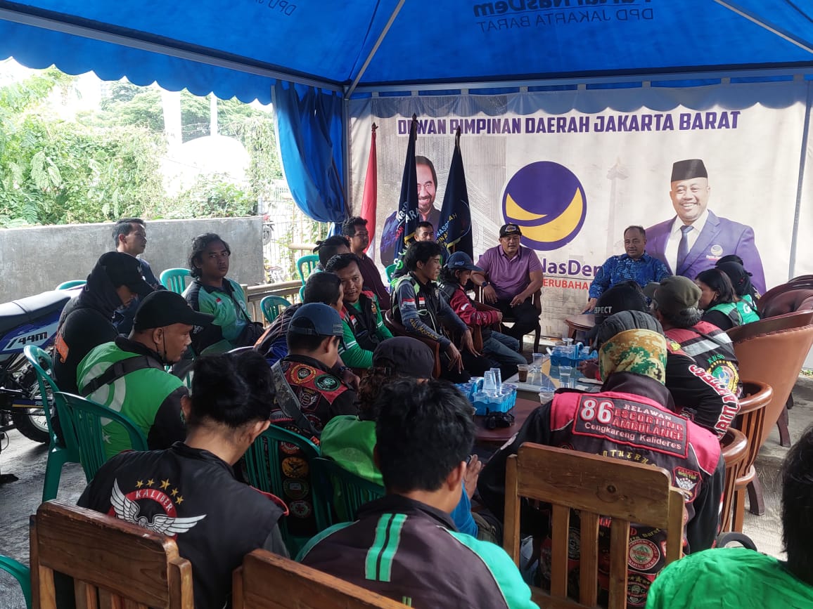 You are currently viewing Puluhan Driver Ojol Mengadu ke Legislator NasDem, Keluhkan Tarif Parkir di Mal