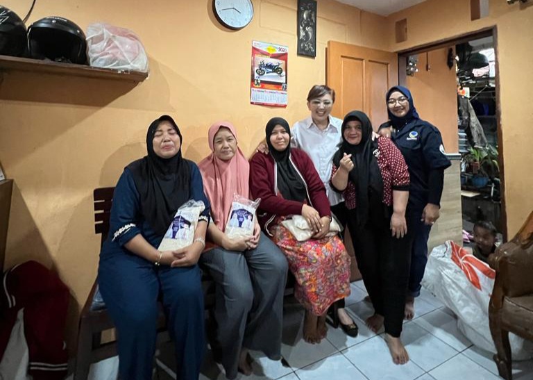 Read more about the article Fenty Lindari Isi Ngabuburit dengan Berbagi Beras untuk Warga Jaksel