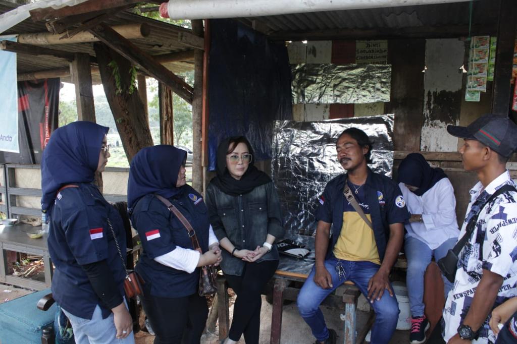 Read more about the article Fenty Lindari Berbagi di Jumat Berkah kepada Pekerja di TPU Tanah Kusir