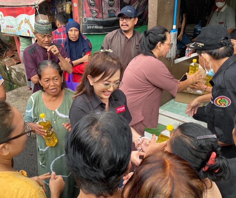 Read more about the article Fenty Lindari Terus Berbagi di Jumat Berkah