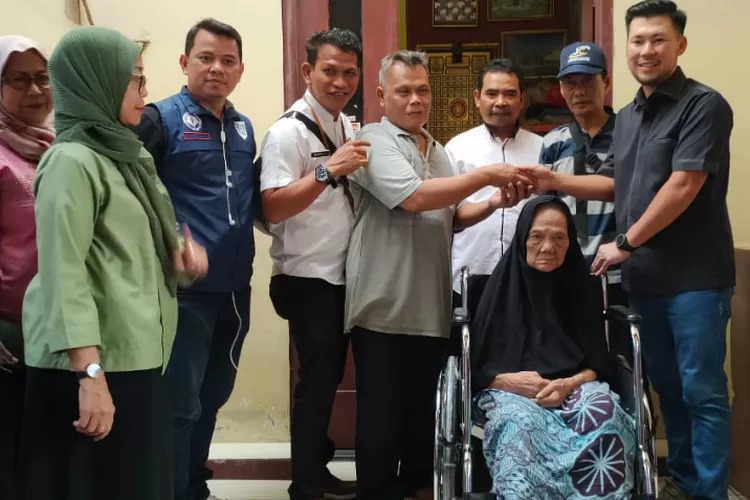 You are currently viewing Jupiter Salurkan Bantuan Kursi Roda dan Sembako untuk Lansia di Kelurahan Kota Bambu Utara