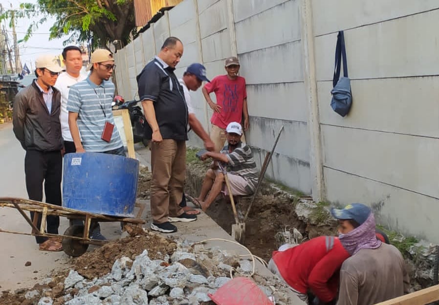 Read more about the article Abdul Azis Realisasikan Pembuatan Saluran Air di Wilayah Tegal Alur