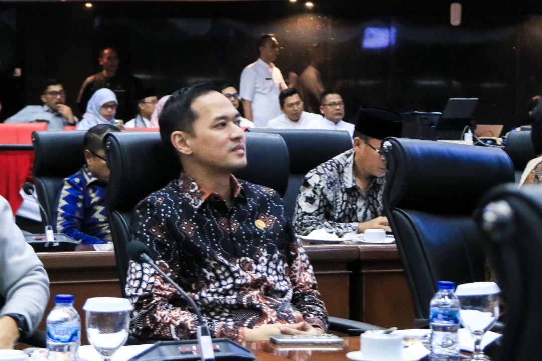 You are currently viewing Minimalisir Dampak Banjir Rob, Legislator NasDem Dorong Masyarakat Beralih ke Air Perpipaan