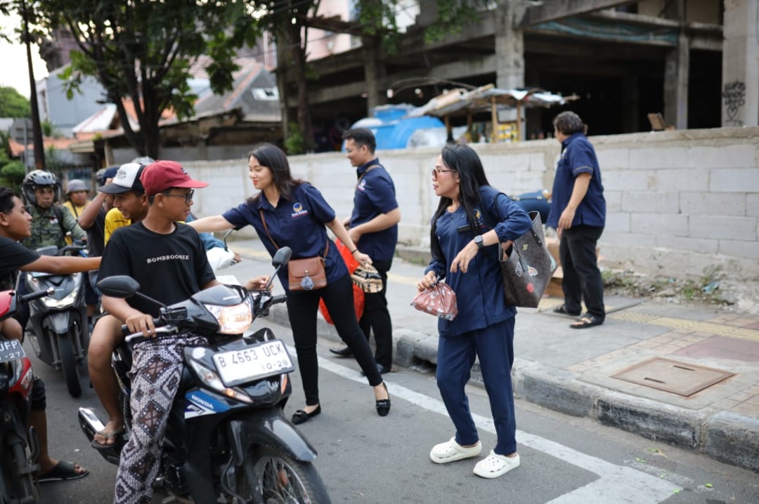 You are currently viewing DPD NasDem Jakarta Utara Bagikan Ratusan Takjil kepada Pengendara di Kebon Bawang