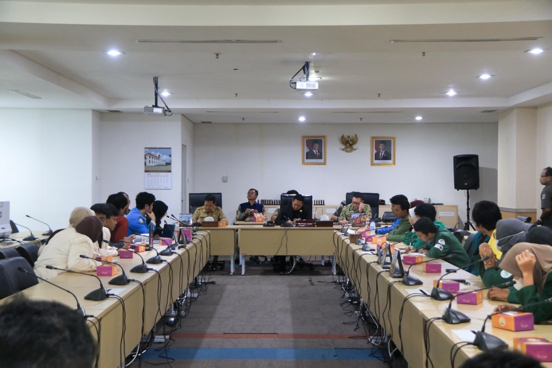 You are currently viewing Puluhan Mahasiswa Adukan Dugaan Pungli Terkait Pendaftaran KJMU ke Fraksi NasDem Jakarta
