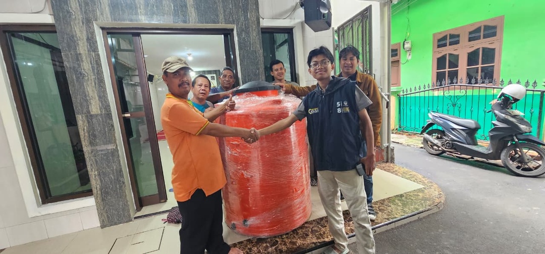 Gias Kumari Putra Serahkan Bantuan Toren Air untuk Musala di Tambora