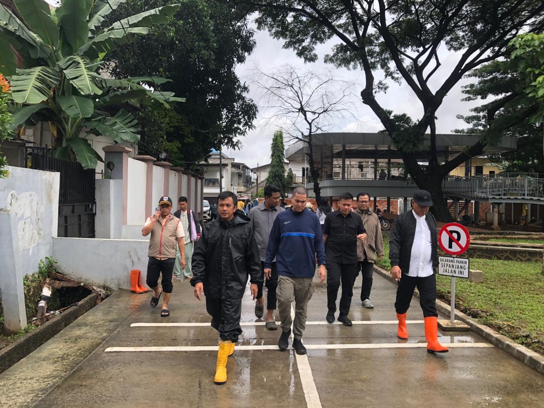 Tinjau Lokasi Banjir, Wibi Desak Dinas SDA Segera Perbaiki Tanggul Kali Uangan yang Jebol