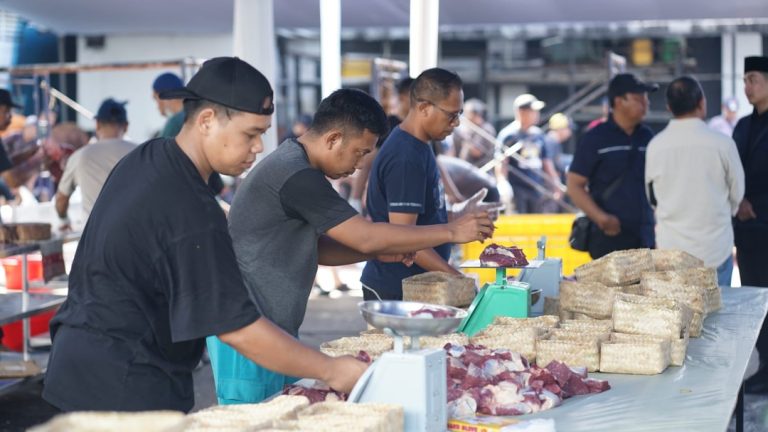 Spirit Merawat Alam, NasDem DKI Gunakan Besek Tanpa Plastik Saat Kurban