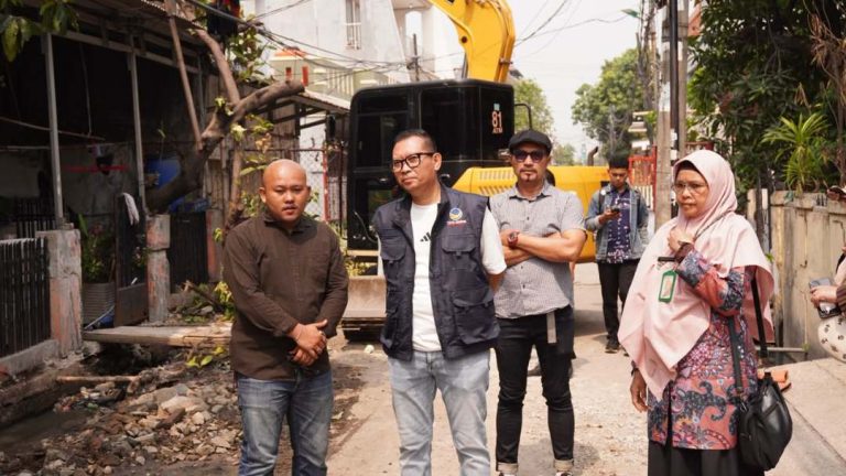 Imamuddin Tinjau Pengerjaan Peninggian Jalan dan Sodetan di Kebon Bawang
