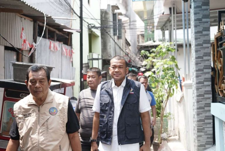 Tinjau Korban Kebakaran di Kramat, Riano Harap Ada Bantuan Bedah Rumah